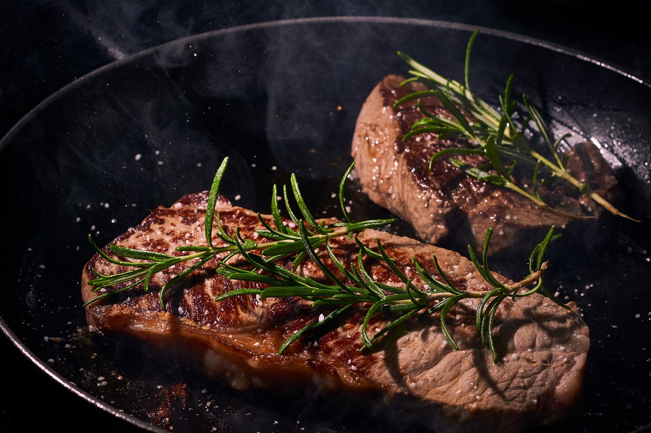 Soczyste steki – jak osiągnąć idealny stopień upieczenia mięsa?